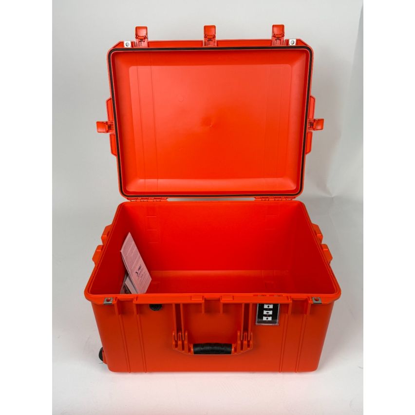 Peli Air 1637 – Orange – Gap behind the lid - May not be waterproof